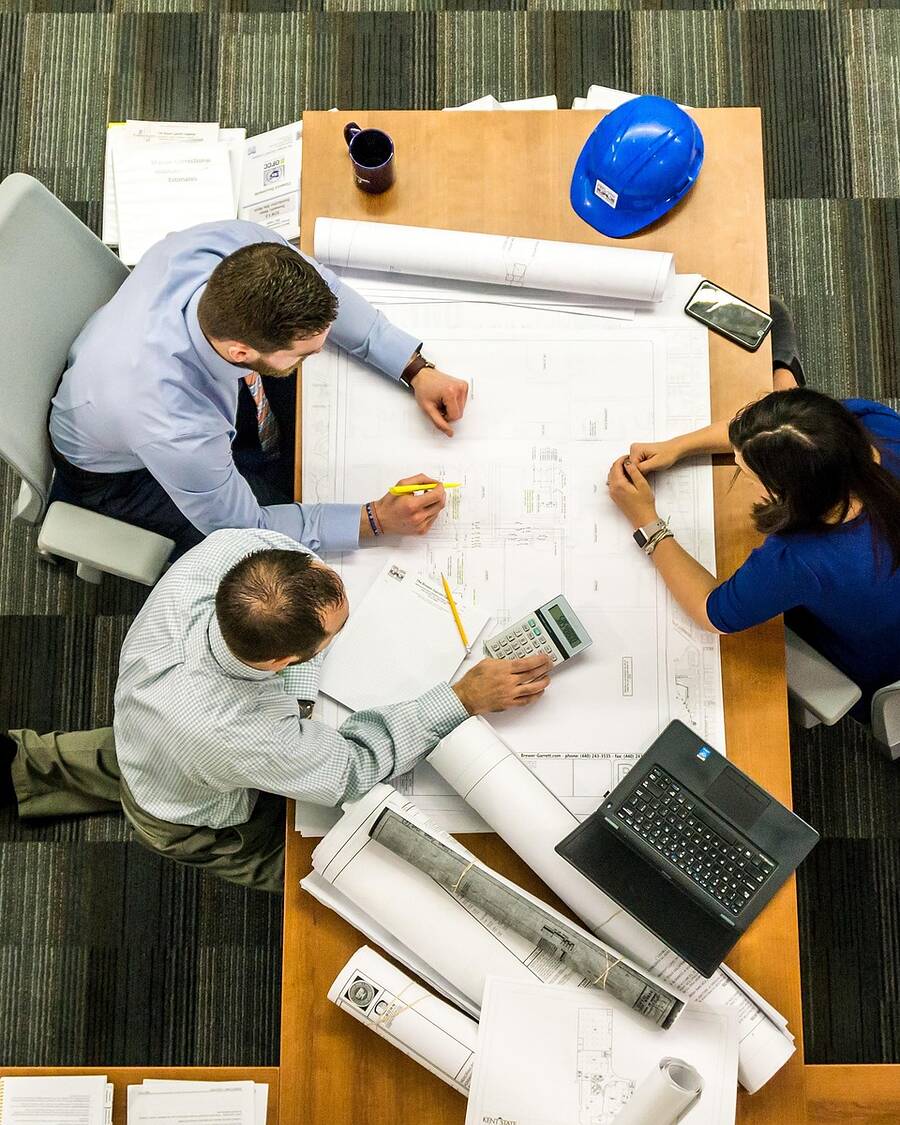 Mesa de reunião do estúdio com amostras de materiais