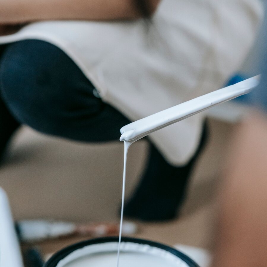 Lata de tinta e rolo prontos para o serviço